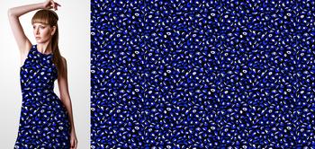 33216 Materiał ze wzorem abstrakcyjny motyw z niebieskimi i białymi plamami na ciemnym tle